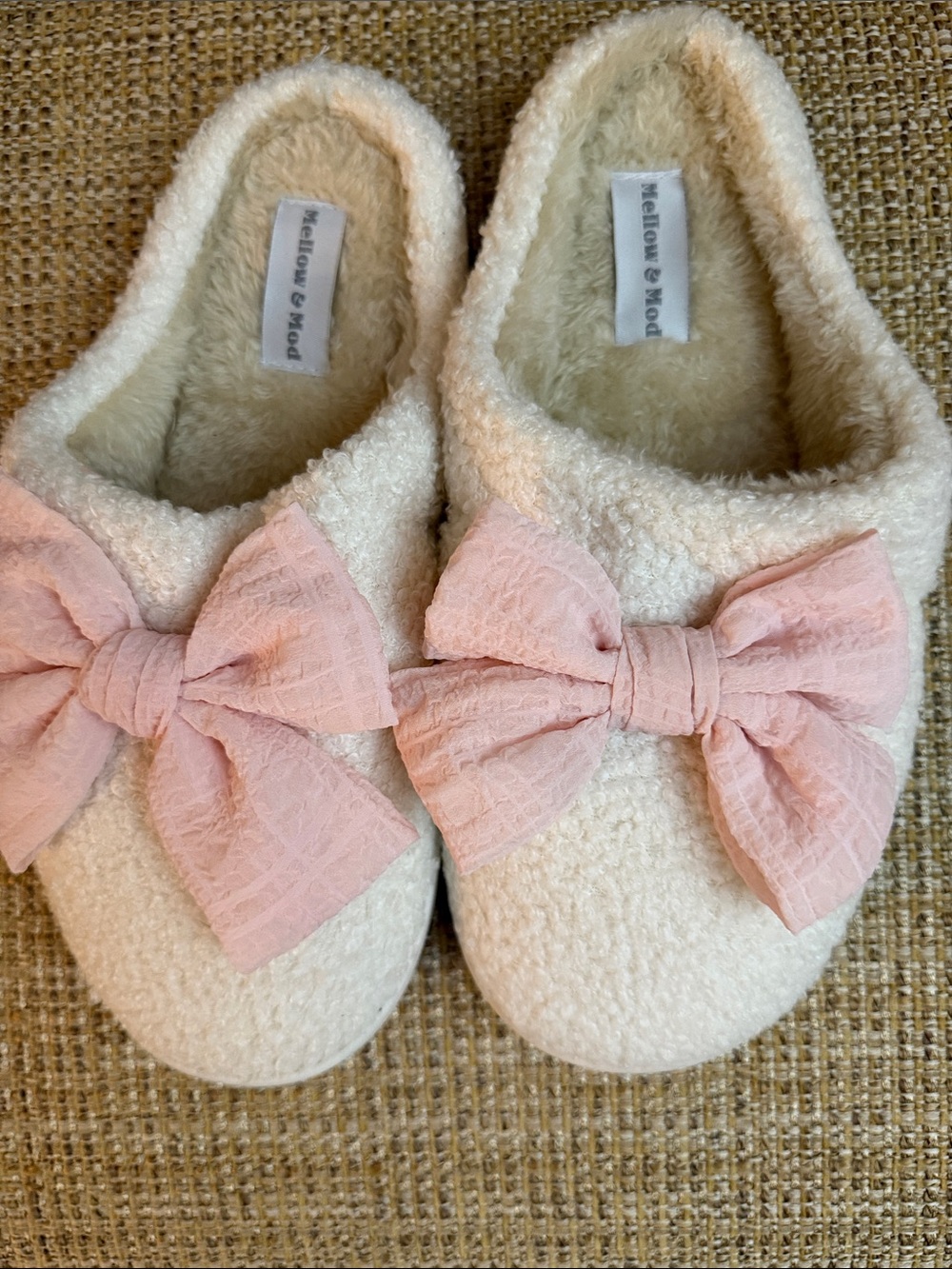 ❤️3 for $15!❤️ Mellow Mod Cream Fleece Slippers with Pink Bow